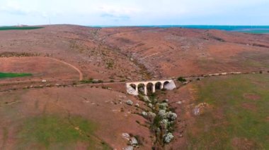 Dobrujan Platosu 'ndaki eski demiryolu köprüsü. Hava aracı görünümü.