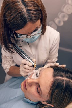 Kozmetikçi plazma fibroblast cilt sıkılaştırıcı kozmetik tedavi, üst görünüm