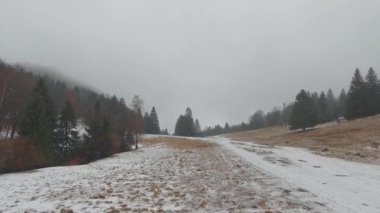 Kışın ilk kar. Soğuk bir kış gününde karda yol alıyoruz.