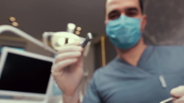 Руки Стоматолога Білими Рукавичками Працюють Стоматологічним Дрилем Водою Стоматологічному Кабінеті — стокове відео