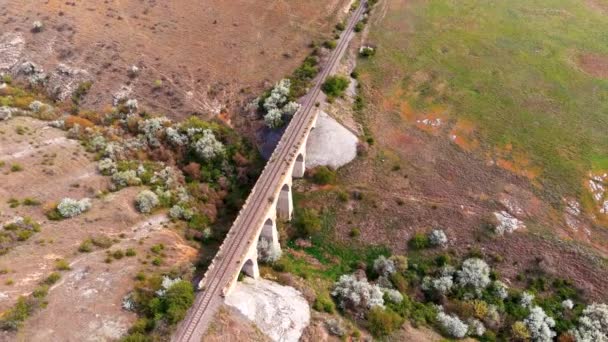 罗马尼亚多布鲁扬高原老旧铁路运油的无人驾驶飞机图像 — 图库视频影像