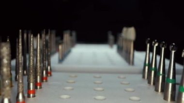 Diş tedavisi için çeşitli elmas matkapları ve depolama kutusunda tedavi