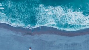 Kumlu sahilde deniz dalgası. Deniz ve kumsal manzarası