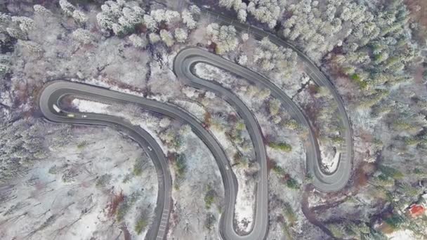 Wysoka Kąt Widok Powietrza Drone Wideo Zakrzywiony Wąż Samochód Drogowy — Wideo stockowe