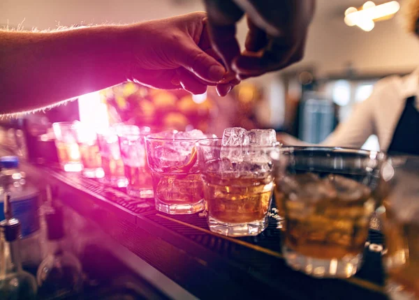 Bicchiere Whisky Scozzese Ghiaccio Sullo Sfondo Del Bar — Foto Stock