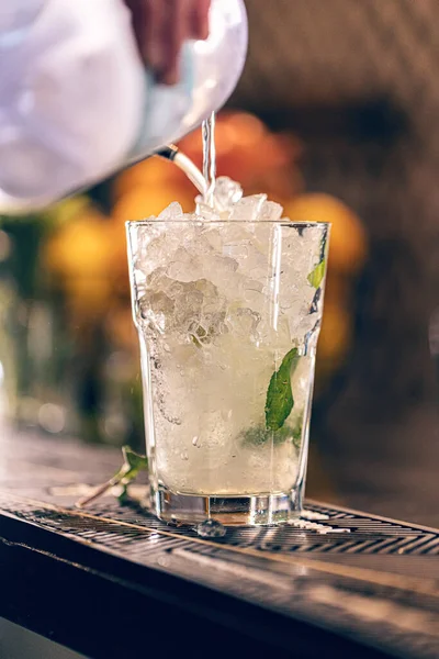 Profesyonel Barmen Bir Bardak Buzun Içine Soda Doldurur — Stok fotoğraf