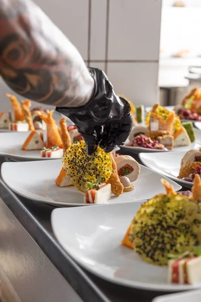 Şef Profesyonel Bir Restoranın Mutfağındaki Bir Parti Için Yemek Masası — Stok fotoğraf