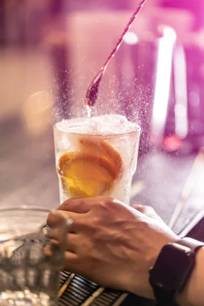 Mãos Barman Seguram Copo Com Coquetel Frio Com Gelo Laranja — Fotografia de Stock