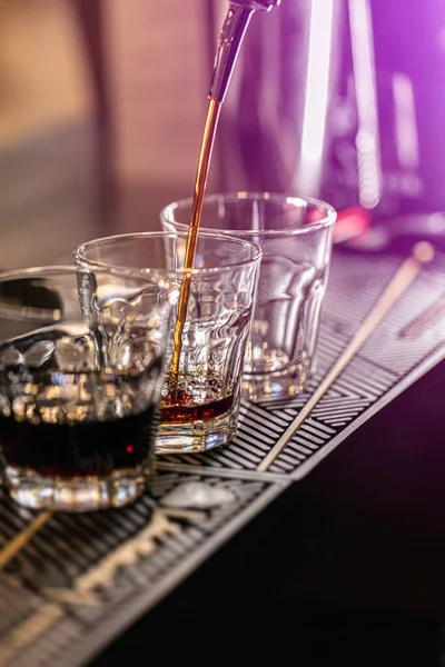 Barman Pouring Fresh Alcoholic Drink Glasses Bar Counter — Stockfoto