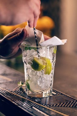 Karışık alkollü kokteyl yapan barmen müşteriye servis yapıyor..
