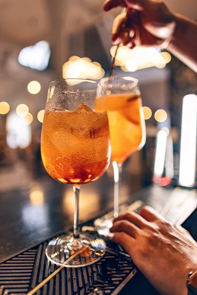 Barman Miscelazione Cocktail Spritz Mele Sul Bancone Del Bar — Foto Stock