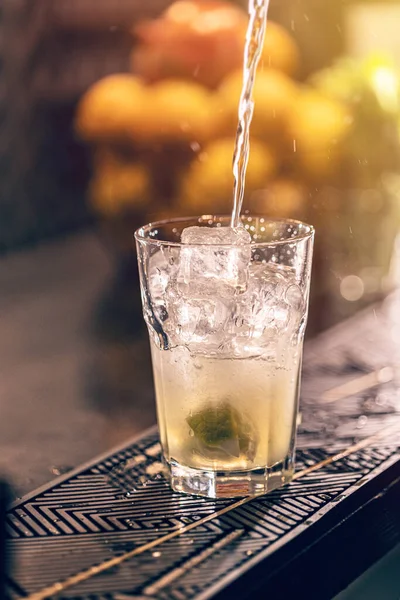 Bartendern Gör Mojito Cocktail Häller Stark Alkohol Begreppet Lång Dryck — Stockfoto