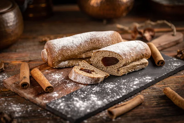 Gebakken Broodjes Met Pruimenjam Kaneel Suiker — Stockfoto