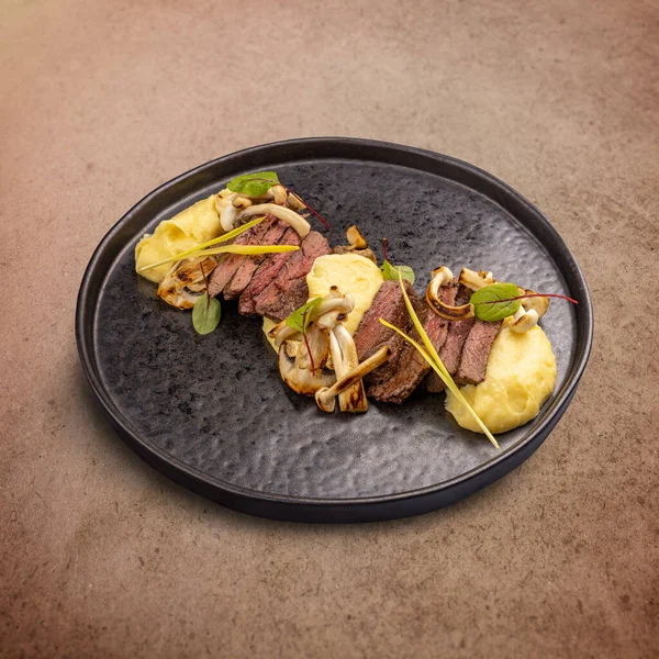 Slices Beef Steak Served Mashed Potatoes Grilled Mushrooms — Fotografia de Stock