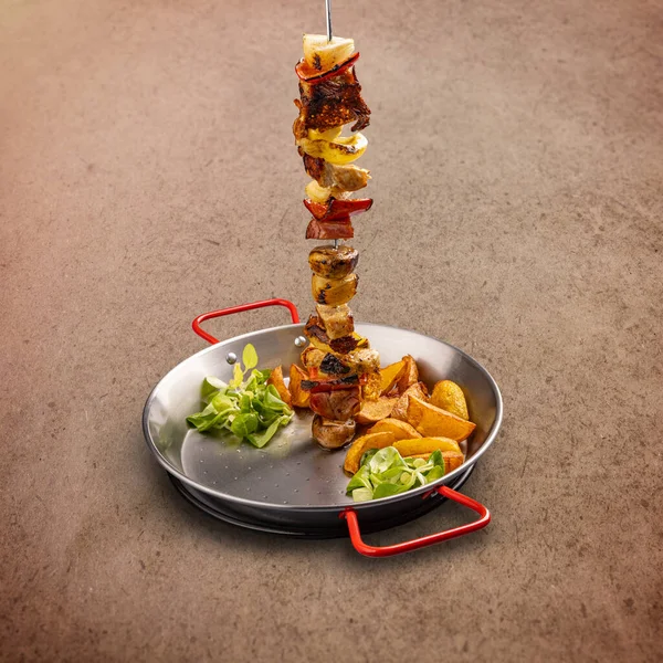 Lekker Varkensvlees Shashlik Gegrilde Vleesspies Shish Kebab Met Groenten Geserveerd — Stockfoto