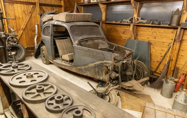 Rusty Car Garage Broken Old Car Garage Abandoned Vehicle — Stok fotoğraf