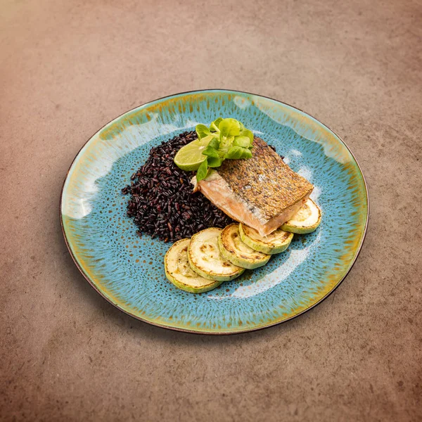 Fried Salmon Steak Black Rice Grilled Zucchini lizenzfreie Stockfotos