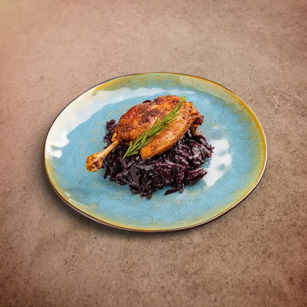 Grilled Confit Duck Legs Served Braised Red Cabbage — Zdjęcie stockowe