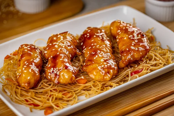 Pollo Pegajoso Servido Con Fideos Comida Asiática — Foto de Stock