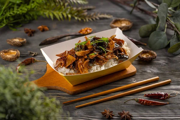 Pirinçle Servis Edilen Baharatlı Kahverengi Soslu Shiitake Bambu Filizli Biftek — Stok fotoğraf
