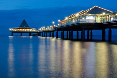 Güneş battıktan sonra usedom adasında bir iskele