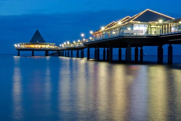 Een pier op usedom island na zonsondergang — Stockfoto