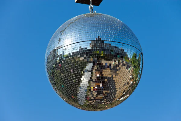 Disco bal met blauwe hemel — Stockfoto