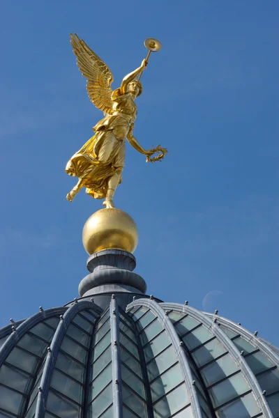 ドレスデンでの金の天使 — ストック写真