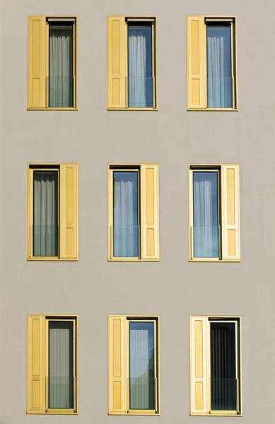 Fachada do hotel com persianas douradas — Fotografia de Stock