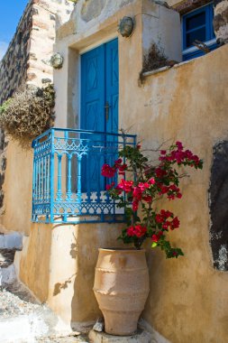 santorini sokak sahnesinde