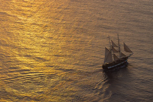 Schiff fährt bei Sonnenuntergang — Stockfoto