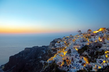 santorini Adası şafakta Oia Köyü