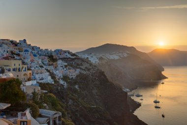 oia üzerinde güneş doğar