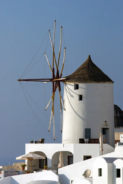 Molino de viento típico de Oia — Foto de Stock