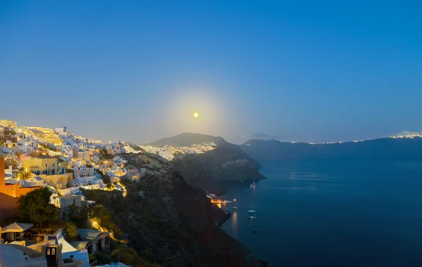 Full moon over Oia — Zdjęcie stockowe