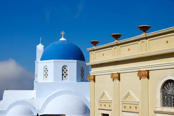 Церковь и старый дом в Пиргосе — стоковое фото