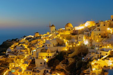 Oia, gece santorini adasında