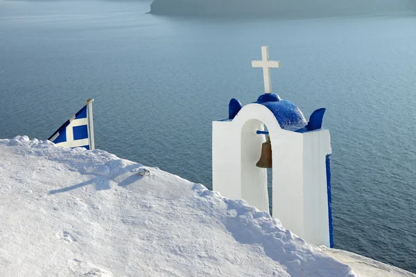 Glockenturm und griechische Flagge — Stockfoto