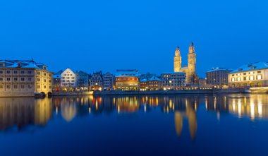 Zürih ve gece limmat Nehri
