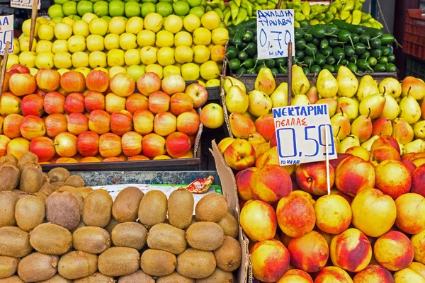 Различные виды фруктов на продажу — стоковое фото
