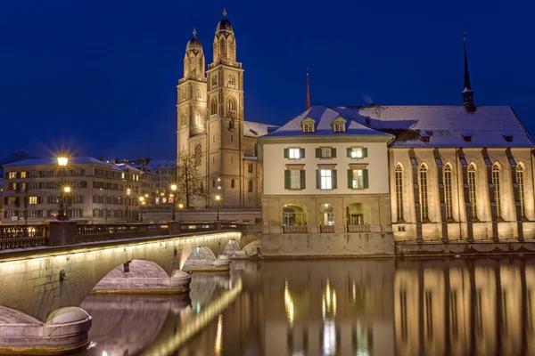 Der Fluss und das Münster in Zürich — Stockfoto