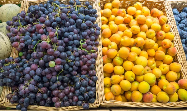 Hrozny a žluté švestky — Stock fotografie