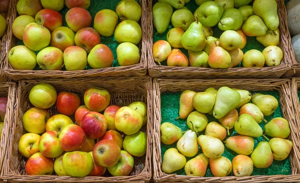 Birnen und Äpfel — Stockfoto