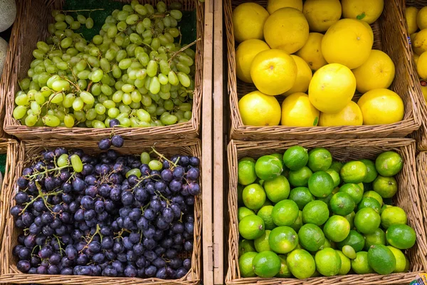 Toronjas, uvas y limas — Foto de Stock
