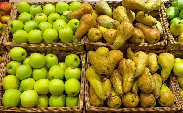 Čerstvé hrušky a jablka — Stock fotografie