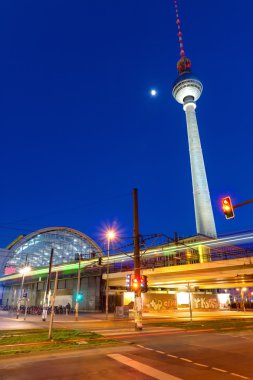 alexanderplatz de berlin gece