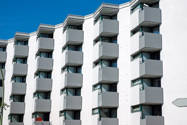 Gebouw met veel kleine balkons — Stockfoto