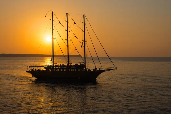 Romantic sunset with sailing ship — Stock Photo, Image