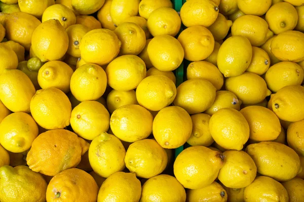Свежий лимон на продажу — стоковое фото