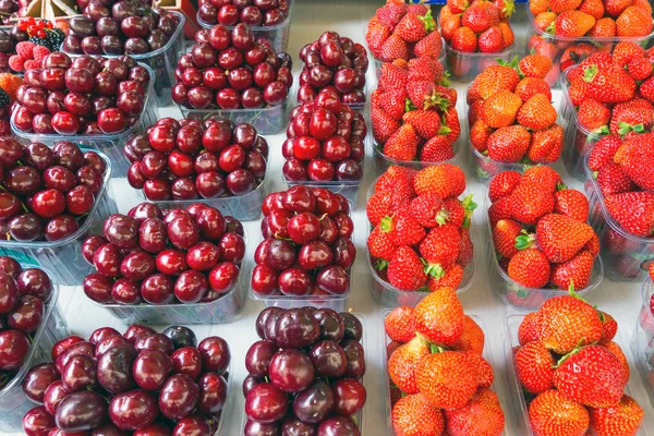 Frutos frutales de cereza y fresa —  Fotos de Stock